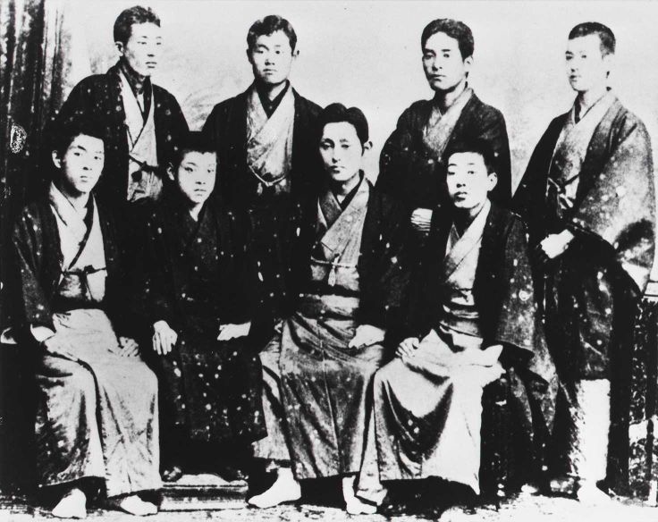 Group photo of Mizuno Toshikata and his students